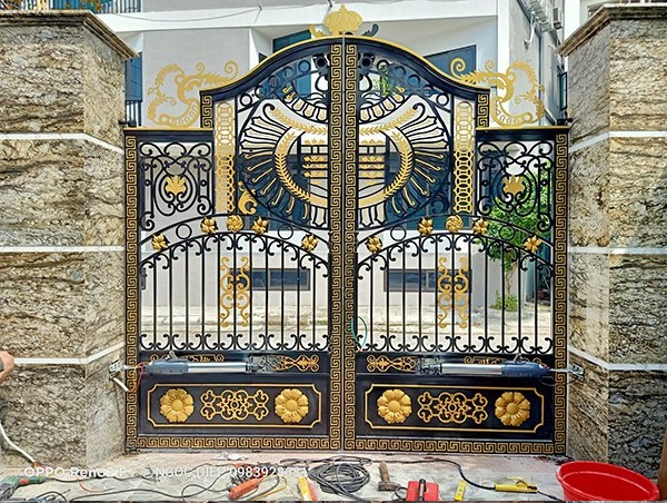 Mẫu cửa cổng sắt mỹ thuật đẹp giả nhôm đúc đẳng cấp