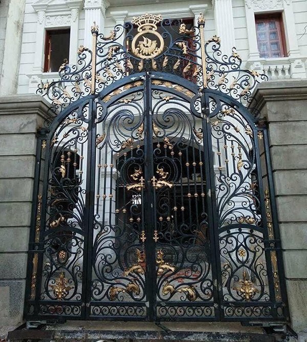 Mẫu cửa cổng sắt mỹ thuật sơn tĩnh điện màu đen