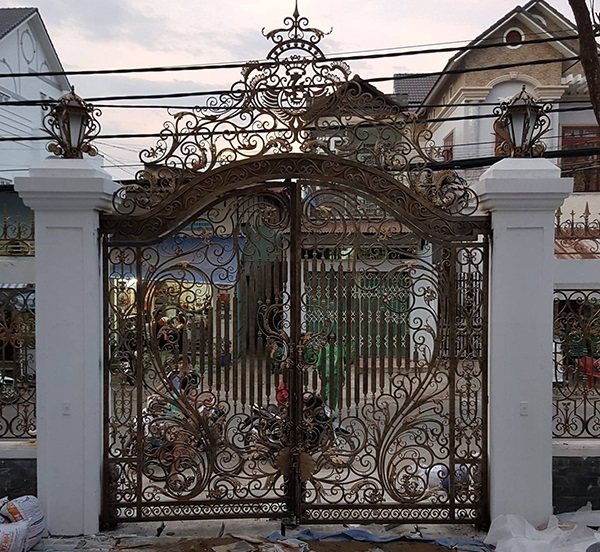 Mẫu cửa cổng sắt mỹ thuật đẹp dạng đỉnh vòm