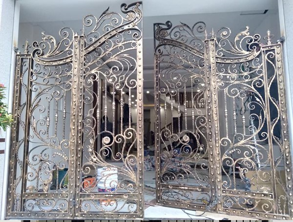 Mẫu cửa cổng sắt mỹ thuật đẹp sơn giả đồng