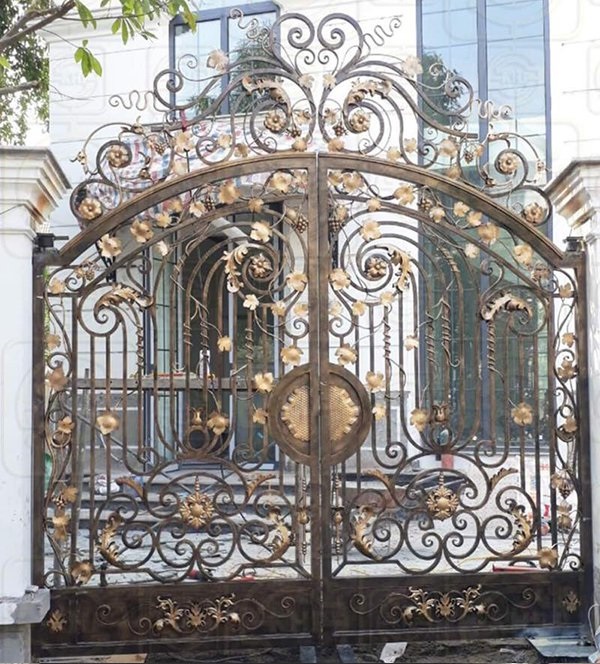 Mẫu cửa cổng sắt mỹ thuật đẹp sơn đồng giả cổ